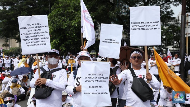 Tenaga kesehatan melakukan aksi damai di kawasan Patung Kuda, Monas, Jakarta, Senin (8/5/2023). (CNBC Indonesia/Tri Susilo)