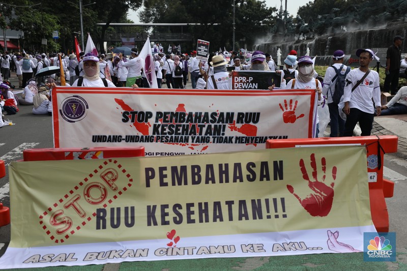 Tenaga kesehatan melakukan aksi damai di kawasan Patung Kuda, Monas, Jakarta, Senin (8/5/2023). Tenaga kesehatan melakukan aksi damai di kawasan Patung Kuda, Monas, Jakarta, Senin (8/5/2023). (CNBC Indonesia/Tri Susilo)