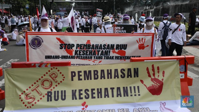 Tenaga kesehatan melakukan aksi damai di kawasan Patung Kuda, Monas, Jakarta, Senin (8/5/2023). (CNBC Indonesia/Tri Susilo)