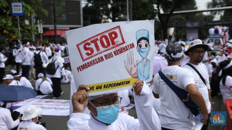 Tenaga kesehatan melakukan aksi damai di kawasan Patung Kuda, Monas, Jakarta, Senin (8/5/2023). Tenaga kesehatan melakukan aksi damai di kawasan Patung Kuda, Monas, Jakarta, Senin (8/5/2023). (CNBC Indonesia/Tri Susilo)
