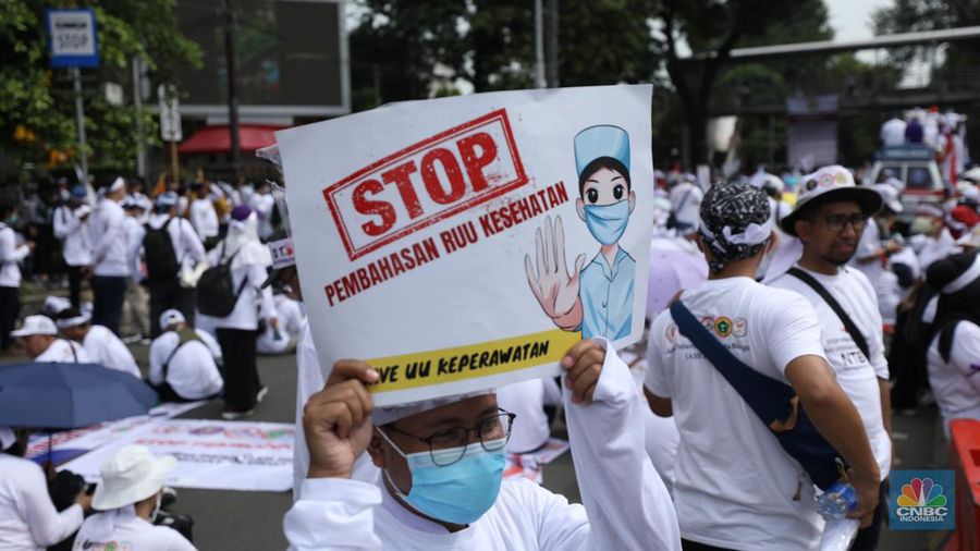 Tenaga kesehatan melakukan aksi damai di kawasan Patung Kuda, Monas, Jakarta, Senin (8/5/2023). (CNBC Indonesia/Tri Susilo)