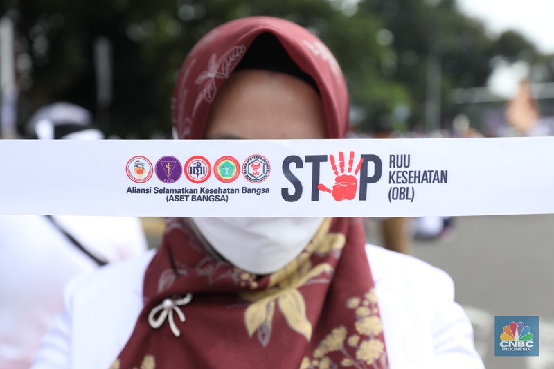 Tenaga kesehatan melakukan aksi damai di kawasan Patung Kuda, Monas, Jakarta, Senin (8/5/2023). Tenaga kesehatan melakukan aksi damai di kawasan Patung Kuda, Monas, Jakarta, Senin (8/5/2023). (CNBC Indonesia/Tri Susilo)