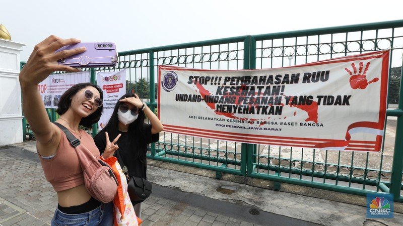 Tenaga kesehatan melakukan aksi damai di kawasan Patung Kuda, Monas, Jakarta, Senin (8/5/2023). Tenaga kesehatan melakukan aksi damai di kawasan Patung Kuda, Monas, Jakarta, Senin (8/5/2023). (CNBC Indonesia/Tri Susilo)