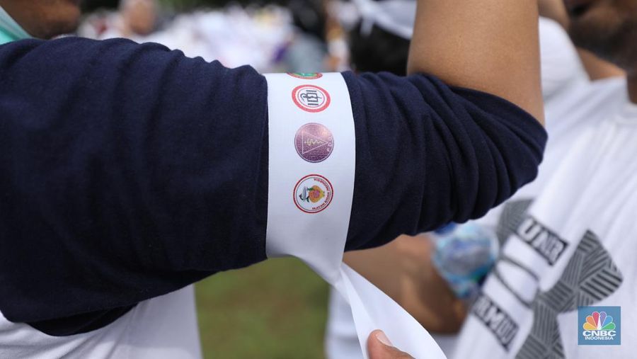 Tenaga kesehatan melakukan aksi damai di kawasan Patung Kuda, Monas, Jakarta, Senin (8/5/2023). (CNBC Indonesia/Tri Susilo)
