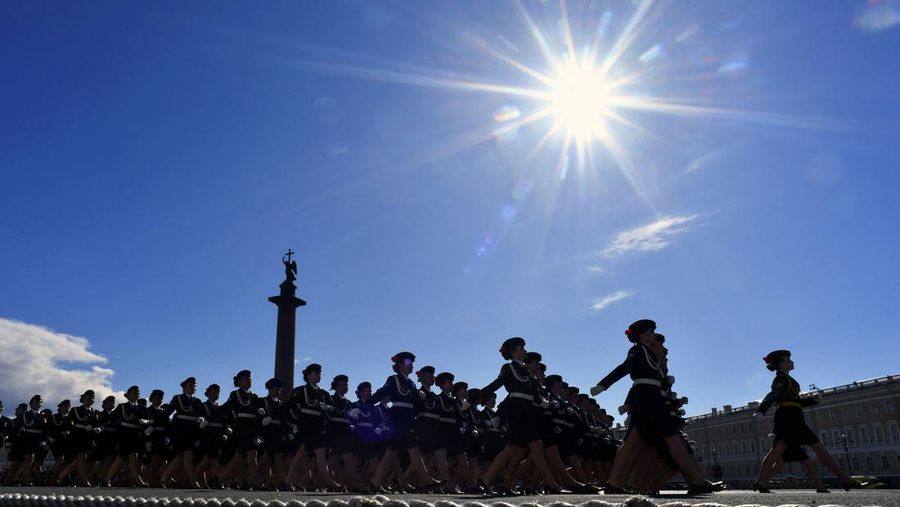 Tentara wanita Rusia berbaris di Lapangan Dvortsovaya (Istana) selama latihan umum untuk parade Hari Kemenangan di Saint Petersburg pada 7 Mei 2023. - Rusia akan merayakan peringatan 78 tahun kemenangan tahun 1945 atas Nazi Jerman pada 9 Mei. (OLGA MALTSEVA/AFP via Getty Images)