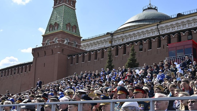 Seorang wanita membawa potret tentara Tentara saat upacara peringatan 78 tahun Hari Kemenangan di Lapangan Merah di Moskow, Rusia, Selasa (9/5/2023). (REUTERS/Pavel Mikheyev)