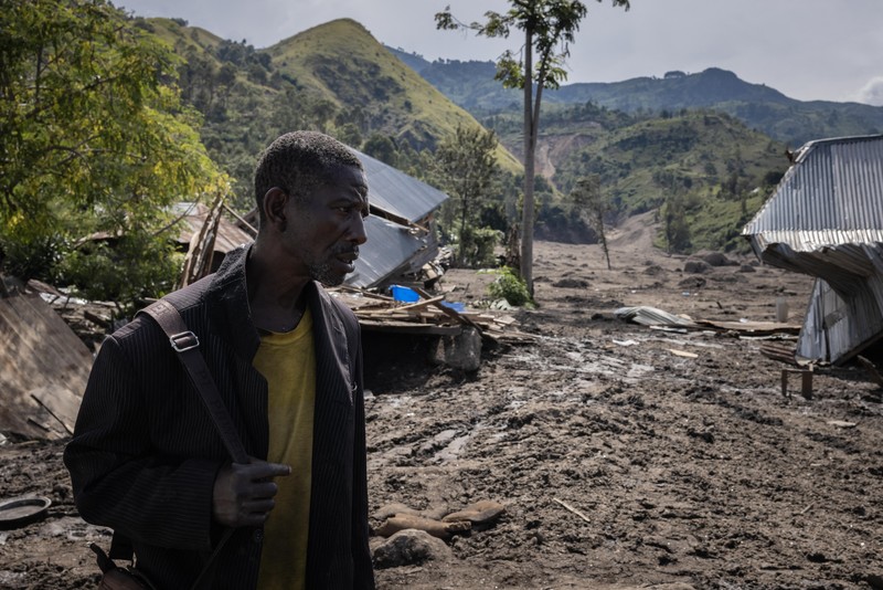 Pemandangan kerusakan setelah banjir dan tanah longsor di Republik Demokratik Kongo timur pada 08 Mei 2023. Pemandangan kerusakan setelah banjir dan tanah longsor di Republik Demokratik Kongo timur pada 08 Mei 2023. Korban tewas akibat banjir dan tanah longsor di Republik Demokratik Kongo timur telah meningkat menjadi 300 orang, kata seorang pejabat, Minggu. “Kematian akibat banjir dan tanah longsor terus meningkat dan 300 jenazah kini telah ditemukan,” kata Thomas Bakenga, administrator wilayah Kalehe di provinsi Kivu Selatan, tempat wilayah yang terkena dampak berada. (Augustin Wamenya/Anadolu Agency via Getty Images)
