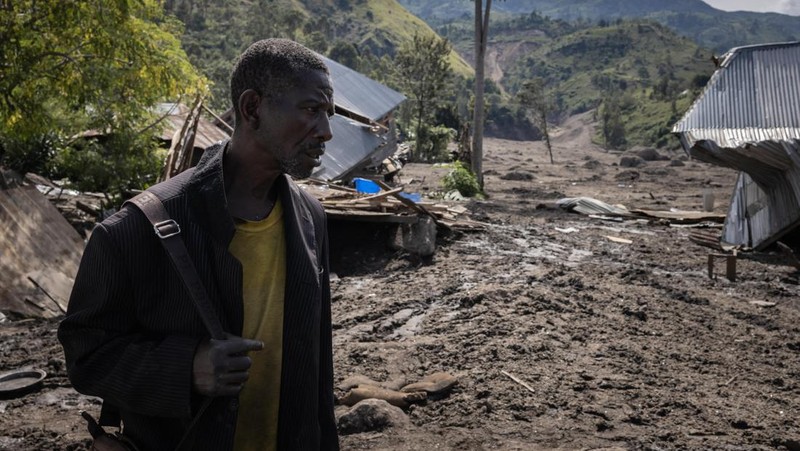 Pemandangan kerusakan setelah banjir dan tanah longsor di Republik Demokratik Kongo timur pada 08 Mei 2023. Korban tewas akibat banjir dan tanah longsor di Republik Demokratik Kongo timur telah meningkat menjadi 300 orang, kata seorang pejabat, Minggu. “Kematian akibat banjir dan tanah longsor terus meningkat dan 300 jenazah kini telah ditemukan,” kata Thomas Bakenga, administrator wilayah Kalehe di provinsi Kivu Selatan, tempat wilayah yang terkena dampak berada. (Augustin Wamenya/Anadolu Agency via Getty Images)