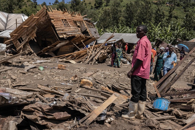 Pemandangan kerusakan setelah banjir dan tanah longsor di Republik Demokratik Kongo timur pada 08 Mei 2023. Korban tewas akibat banjir dan tanah longsor di Republik Demokratik Kongo timur telah meningkat menjadi 300 orang, kata seorang pejabat, Minggu. “Kematian akibat banjir dan tanah longsor terus meningkat dan 300 jenazah kini telah ditemukan,” kata Thomas Bakenga, administrator wilayah Kalehe di provinsi Kivu Selatan, tempat wilayah yang terkena dampak berada. (Augustin Wamenya/Anadolu Agency via Getty Images)
