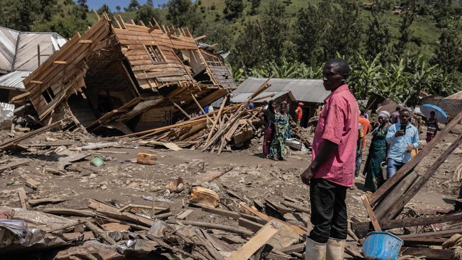 Pemandangan kerusakan setelah banjir dan tanah longsor di Republik Demokratik Kongo timur pada 08 Mei 2023. Korban tewas akibat banjir dan tanah longsor di Republik Demokratik Kongo timur telah meningkat menjadi 300 orang, kata seorang pejabat, Minggu. “Kematian akibat banjir dan tanah longsor terus meningkat dan 300 jenazah kini telah ditemukan,” kata Thomas Bakenga, administrator wilayah Kalehe di provinsi Kivu Selatan, tempat wilayah yang terkena dampak berada. (Augustin Wamenya/Anadolu Agency via Getty Images)