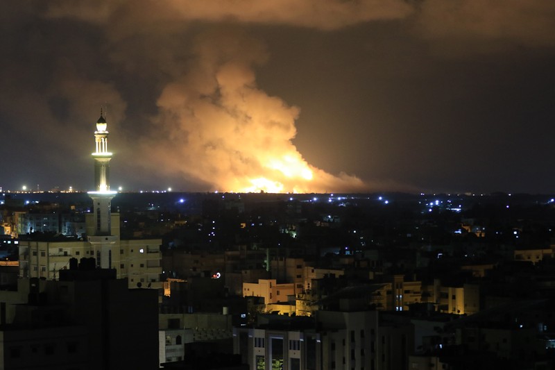 Asap dan api mengepul setelah pesawat tempur Israel melancarkan serangan udara di Khan Yunis, Gaza pada 09 Mei 2023. Asap dan api mengepul setelah pesawat tempur Israel melancarkan serangan udara di Khan Yunis, Gaza pada 09 Mei 2023. (Ashraf Amra/Anadolu Agency via Getty Images)