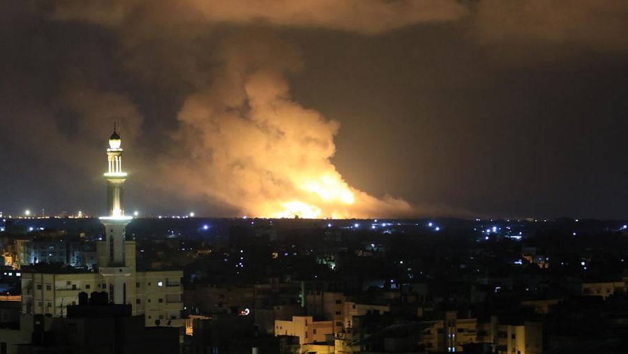 Asap dan api mengepul setelah pesawat tempur Israel melancarkan serangan udara di Khan Yunis, Gaza pada 09 Mei 2023. (Ashraf Amra/Anadolu Agency via Getty Images)