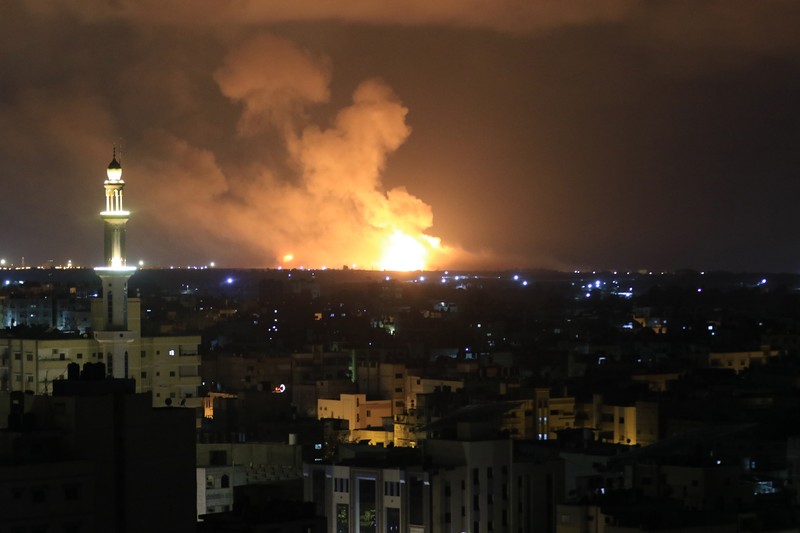 Asap dan api mengepul setelah pesawat tempur Israel melancarkan serangan udara di Khan Yunis, Gaza pada 09 Mei 2023. Asap dan api mengepul setelah pesawat tempur Israel melancarkan serangan udara di Khan Yunis, Gaza pada 09 Mei 2023. (Ashraf Amra/Anadolu Agency via Getty Images)