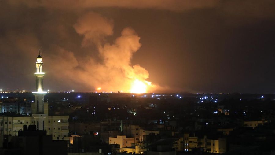 Asap dan api mengepul setelah pesawat tempur Israel melancarkan serangan udara di Khan Yunis, Gaza pada 09 Mei 2023. (Ashraf Amra/Anadolu Agency via Getty Images)