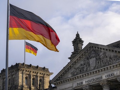 Bendera Jerman di gedung Reichstag, kursi Bundestag Jerman, berkibar tertiup angin. Foto: Monika Skolimowska/dpa (Photo by Monika Skolimowska/picture alliance via Getty Images)