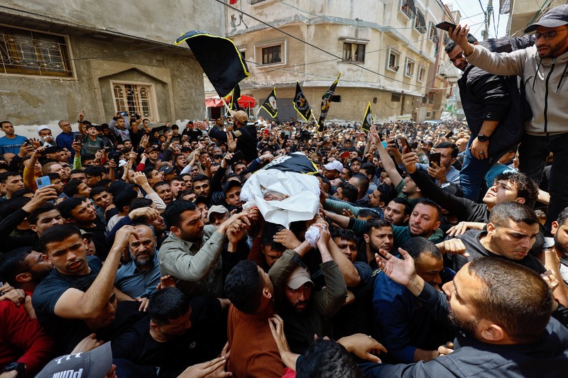 Pelayatb mensalatkan jenazah senior Jihad Islam Palestina Tareq Izzeldeen dan Khalil Al-Bahtini, dan warga Palestina lainnya yang tewas dalam serangan Israe di Kota Gaza, Palestina, Selasa (9/5/2023). Pelayatb mensalatkan jenazah senior Jihad Islam Palestina Tareq Izzeldeen dan Khalil Al-Bahtini, dan warga Palestina lainnya yang tewas dalam serangan Israe di Kota Gaza, Palestina, Selasa (9/5/2023). (REUTERS/MOHAMMED SALEM)