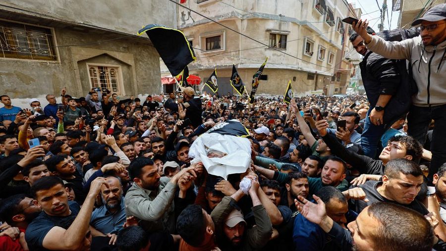 Pelayatb mensalatkan jenazah senior Jihad Islam Palestina Tareq Izzeldeen dan Khalil Al-Bahtini, dan warga Palestina lainnya yang tewas dalam serangan Israe di Kota Gaza, Palestina, Selasa (9/5/2023). (REUTERS/MOHAMMED SALEM)
