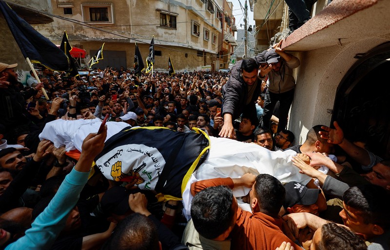 Pelayatb mensalatkan jenazah senior Jihad Islam Palestina Tareq Izzeldeen dan Khalil Al-Bahtini, dan warga Palestina lainnya yang tewas dalam serangan Israe di Kota Gaza, Palestina, Selasa (9/5/2023). Pelayatb mensalatkan jenazah senior Jihad Islam Palestina Tareq Izzeldeen dan Khalil Al-Bahtini, dan warga Palestina lainnya yang tewas dalam serangan Israe di Kota Gaza, Palestina, Selasa (9/5/2023). (REUTERS/MOHAMMED SALEM)
