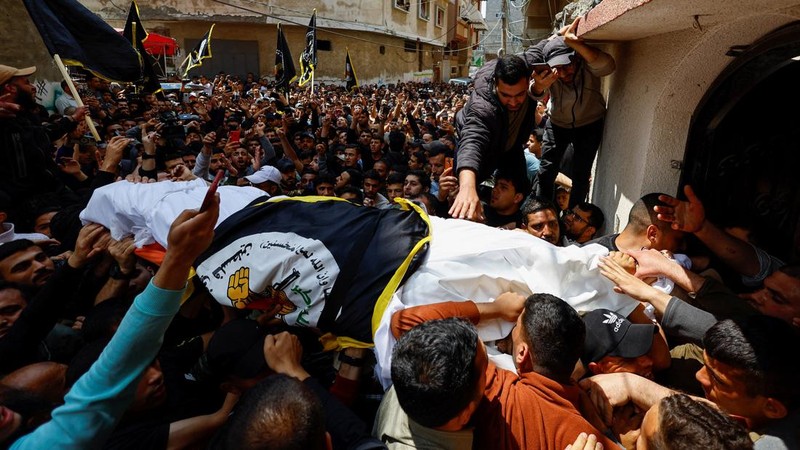 Pelayatb mensalatkan jenazah senior Jihad Islam Palestina Tareq Izzeldeen dan Khalil Al-Bahtini, dan warga Palestina lainnya yang tewas dalam serangan Israe di Kota Gaza, Palestina, Selasa (9/5/2023). (REUTERS/MOHAMMED SALEM)