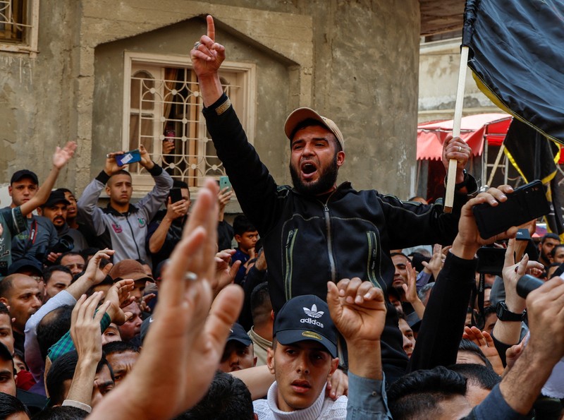 Pelayatb mensalatkan jenazah senior Jihad Islam Palestina Tareq Izzeldeen dan Khalil Al-Bahtini, dan warga Palestina lainnya yang tewas dalam serangan Israe di Kota Gaza, Palestina, Selasa (9/5/2023). Pelayatb mensalatkan jenazah senior Jihad Islam Palestina Tareq Izzeldeen dan Khalil Al-Bahtini, dan warga Palestina lainnya yang tewas dalam serangan Israe di Kota Gaza, Palestina, Selasa (9/5/2023). (REUTERS/MOHAMMED SALEM)