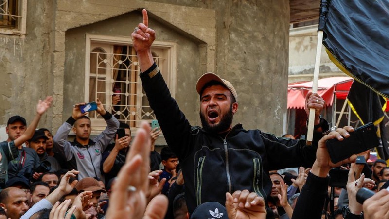Pelayatb mensalatkan jenazah senior Jihad Islam Palestina Tareq Izzeldeen dan Khalil Al-Bahtini, dan warga Palestina lainnya yang tewas dalam serangan Israe di Kota Gaza, Palestina, Selasa (9/5/2023). (REUTERS/MOHAMMED SALEM)
