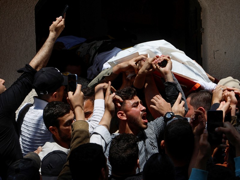 Pelayatb mensalatkan jenazah senior Jihad Islam Palestina Tareq Izzeldeen dan Khalil Al-Bahtini, dan warga Palestina lainnya yang tewas dalam serangan Israe di Kota Gaza, Palestina, Selasa (9/5/2023). (REUTERS/MOHAMMED SALEM)