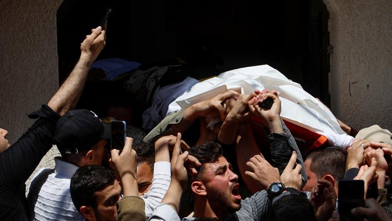Pelayatb mensalatkan jenazah senior Jihad Islam Palestina Tareq Izzeldeen dan Khalil Al-Bahtini, dan warga Palestina lainnya yang tewas dalam serangan Israe di Kota Gaza, Palestina, Selasa (9/5/2023). (REUTERS/MOHAMMED SALEM)