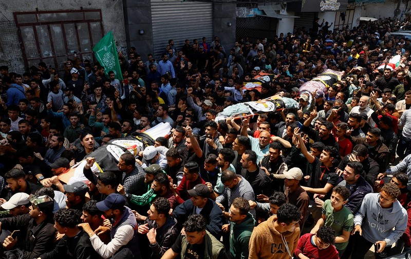 Pelayatb mensalatkan jenazah senior Jihad Islam Palestina Tareq Izzeldeen dan Khalil Al-Bahtini, dan warga Palestina lainnya yang tewas dalam serangan Israe di Kota Gaza, Palestina, Selasa (9/5/2023). (REUTERS/MOHAMMED SALEM)