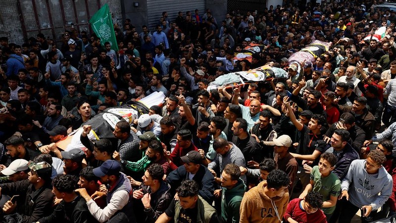 Pelayatb mensalatkan jenazah senior Jihad Islam Palestina Tareq Izzeldeen dan Khalil Al-Bahtini, dan warga Palestina lainnya yang tewas dalam serangan Israe di Kota Gaza, Palestina, Selasa (9/5/2023). (REUTERS/MOHAMMED SALEM)