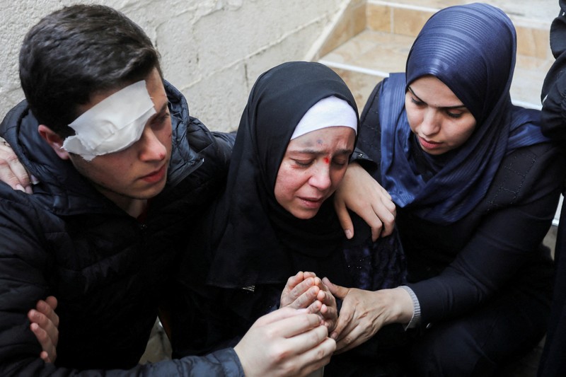 Pelayatb mensalatkan jenazah senior Jihad Islam Palestina Tareq Izzeldeen dan Khalil Al-Bahtini, dan warga Palestina lainnya yang tewas dalam serangan Israe di Kota Gaza, Palestina, Selasa (9/5/2023). (REUTERS/MOHAMMED SALEM)