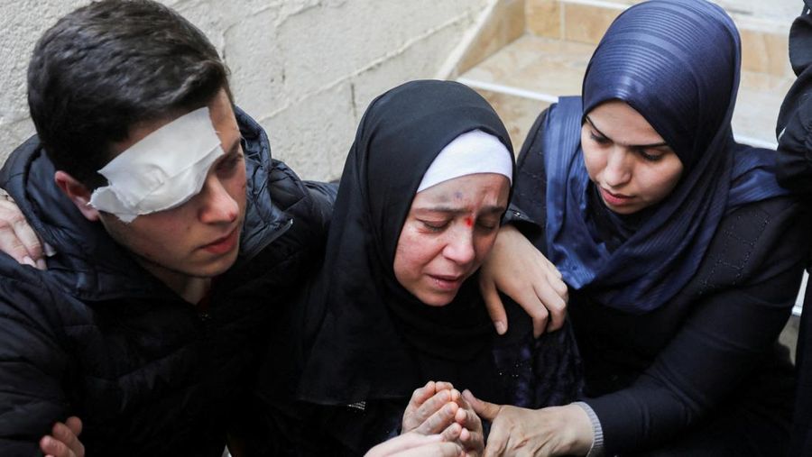 Pelayatb mensalatkan jenazah senior Jihad Islam Palestina Tareq Izzeldeen dan Khalil Al-Bahtini, dan warga Palestina lainnya yang tewas dalam serangan Israe di Kota Gaza, Palestina, Selasa (9/5/2023). (REUTERS/MOHAMMED SALEM)