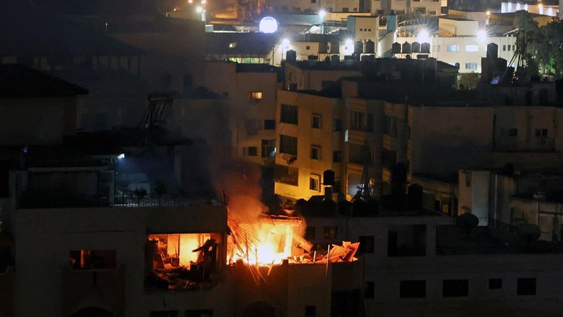 Asap dan api mengepul setelah pesawat tempur Israel melancarkan serangan udara di Khan Yunis, Gaza pada 09 Mei 2023. (Ashraf Amra/Anadolu Agency via Getty Images)