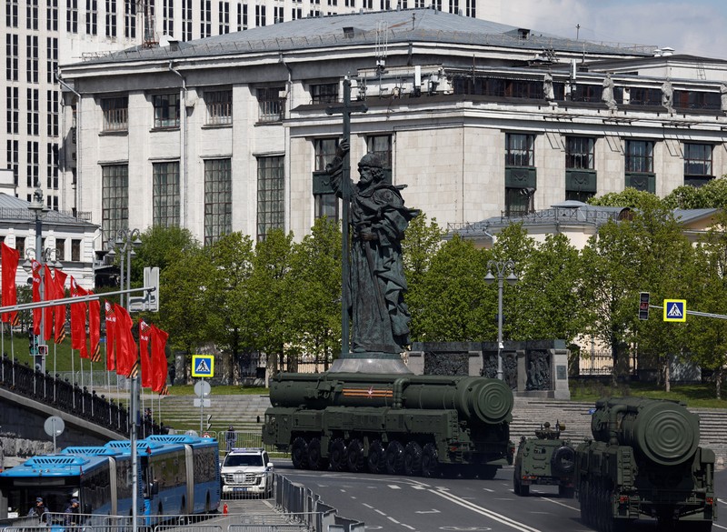 Seorang wanita membawa potret tentara Tentara saat upacara peringatan 78 tahun Hari Kemenangan di Lapangan Merah di Moskow, Rusia, Selasa (9/5/2023). Seorang wanita membawa potret tentara Tentara saat upacara peringatan 78 tahun Hari Kemenangan di Lapangan Merah di Moskow, Rusia, Selasa (9/5/2023). (REUTERS/Pavel Mikheyev)