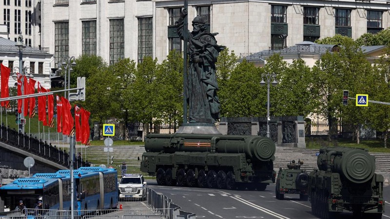 Seorang wanita membawa potret tentara Tentara saat upacara peringatan 78 tahun Hari Kemenangan di Lapangan Merah di Moskow, Rusia, Selasa (9/5/2023). (REUTERS/Pavel Mikheyev)