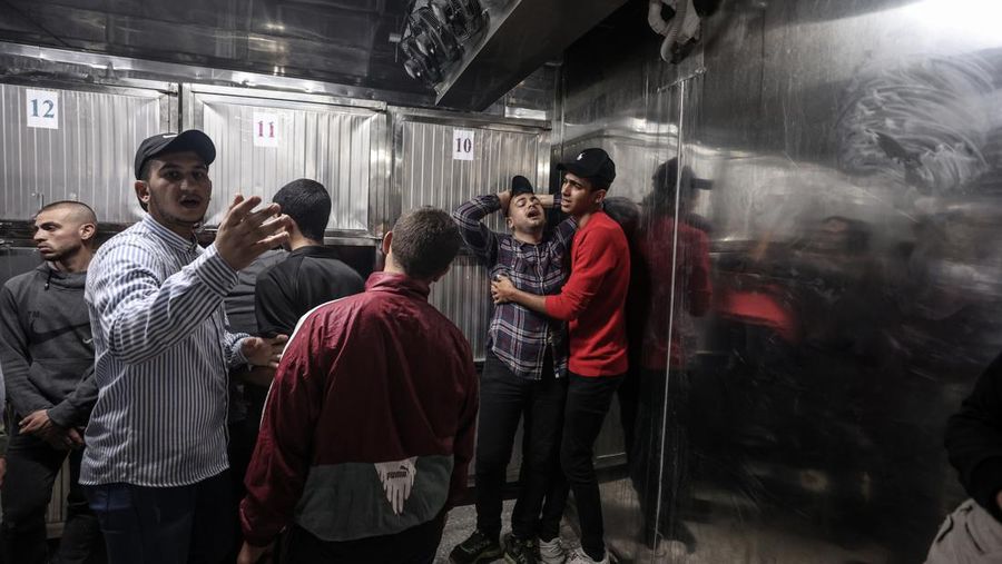 Asap dan api mengepul setelah pesawat tempur Israel melancarkan serangan udara di Khan Yunis, Gaza pada 09 Mei 2023. (Ashraf Amra/Anadolu Agency via Getty Images)