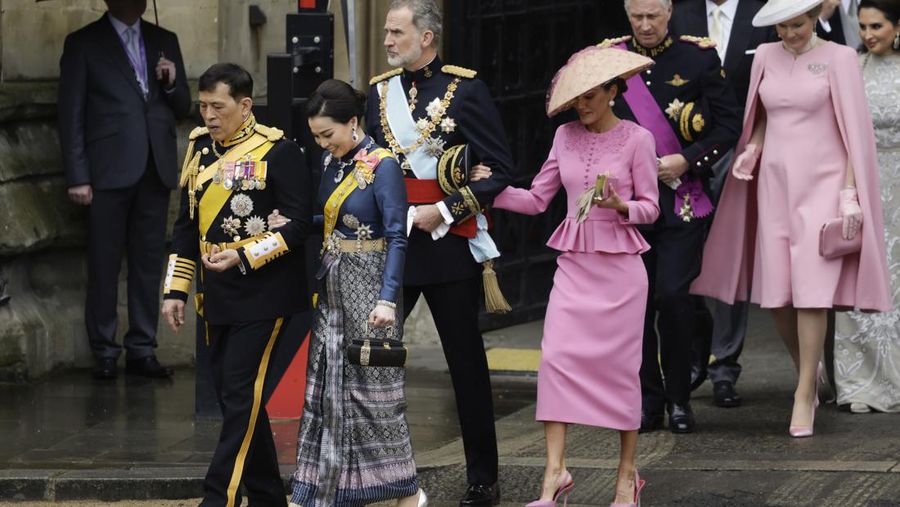 (Kiri-kanan) Raja Vajiralongkorn dari Thailand, Ratu Suthida dari Thailand, Felipe VI dari Spanyol, Ratu Letizia dari Spanyol, Philippe dari Belgia, Tamim bin Hamad Al Thani, Ratu Mathilde dari Belgia dan Jawaher bint Hamad bin Suhaim Al-Thani selama Penobatan Raja Charles III dan Ratu Camilla pada 06 Mei 2023 di London, Inggris. Penobatan Charles III dan istrinya, Camilla, sebagai Raja dan Ratu Inggris Raya Britania Raya dan Irlandia Utara, dan wilayah Persemakmuran lainnya berlangsung di Westminster Abbey hari ini. Charles naik tahta pada 8 September 2022, setelah kematian ibunya, Elizabeth II. (Photo by Jeff J Mitchell/Getty Images)