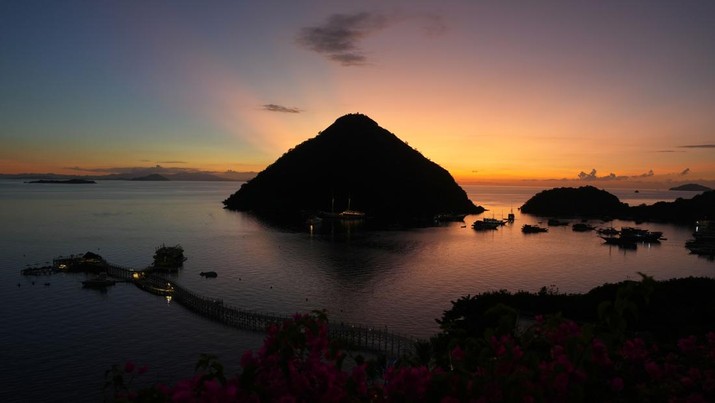 Matahari terbenam di Labuan Bajo, Manggarai Barat, Indonesia, pada Sabtu, 29 April 2023. Indonesia dijadwalkan melaporkan produk domestik bruto kuartal pertama pada 5 Mei. (Dimas Ardian/Bloomberg via Getty Images)