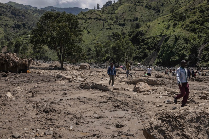 Pemandangan kerusakan setelah banjir dan tanah longsor di Republik Demokratik Kongo timur pada 08 Mei 2023. Pemandangan kerusakan setelah banjir dan tanah longsor di Republik Demokratik Kongo timur pada 08 Mei 2023. Korban tewas akibat banjir dan tanah longsor di Republik Demokratik Kongo timur telah meningkat menjadi 300 orang, kata seorang pejabat, Minggu. “Kematian akibat banjir dan tanah longsor terus meningkat dan 300 jenazah kini telah ditemukan,” kata Thomas Bakenga, administrator wilayah Kalehe di provinsi Kivu Selatan, tempat wilayah yang terkena dampak berada. (Augustin Wamenya/Anadolu Agency via Getty Images)
