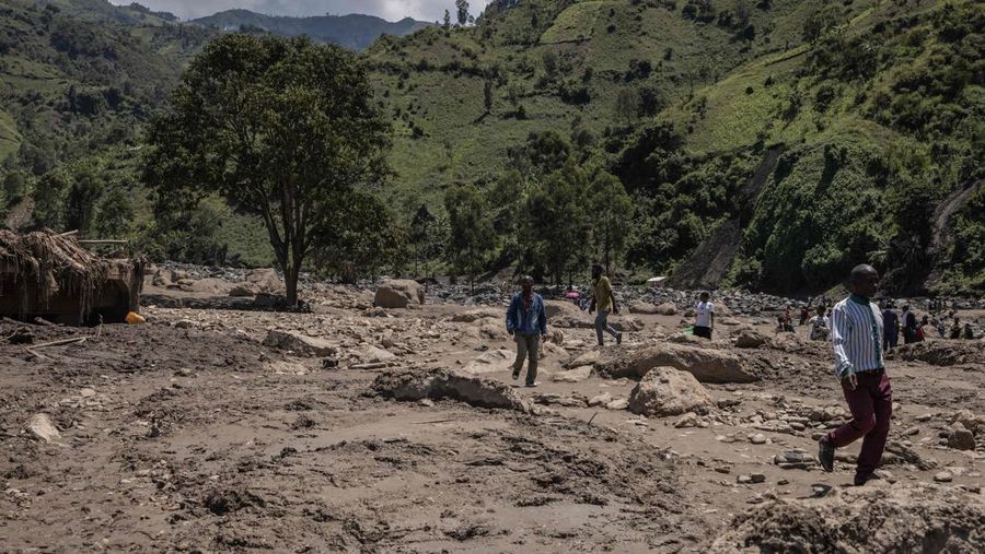 Pemandangan kerusakan setelah banjir dan tanah longsor di Republik Demokratik Kongo timur pada 08 Mei 2023. Korban tewas akibat banjir dan tanah longsor di Republik Demokratik Kongo timur telah meningkat menjadi 300 orang, kata seorang pejabat, Minggu. “Kematian akibat banjir dan tanah longsor terus meningkat dan 300 jenazah kini telah ditemukan,” kata Thomas Bakenga, administrator wilayah Kalehe di provinsi Kivu Selatan, tempat wilayah yang terkena dampak berada. (Augustin Wamenya/Anadolu Agency via Getty Images)