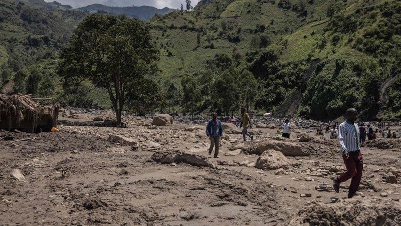 Pemandangan kerusakan setelah banjir dan tanah longsor di Republik Demokratik Kongo timur pada 08 Mei 2023. Korban tewas akibat banjir dan tanah longsor di Republik Demokratik Kongo timur telah meningkat menjadi 300 orang, kata seorang pejabat, Minggu. “Kematian akibat banjir dan tanah longsor terus meningkat dan 300 jenazah kini telah ditemukan,” kata Thomas Bakenga, administrator wilayah Kalehe di provinsi Kivu Selatan, tempat wilayah yang terkena dampak berada. (Augustin Wamenya/Anadolu Agency via Getty Images)