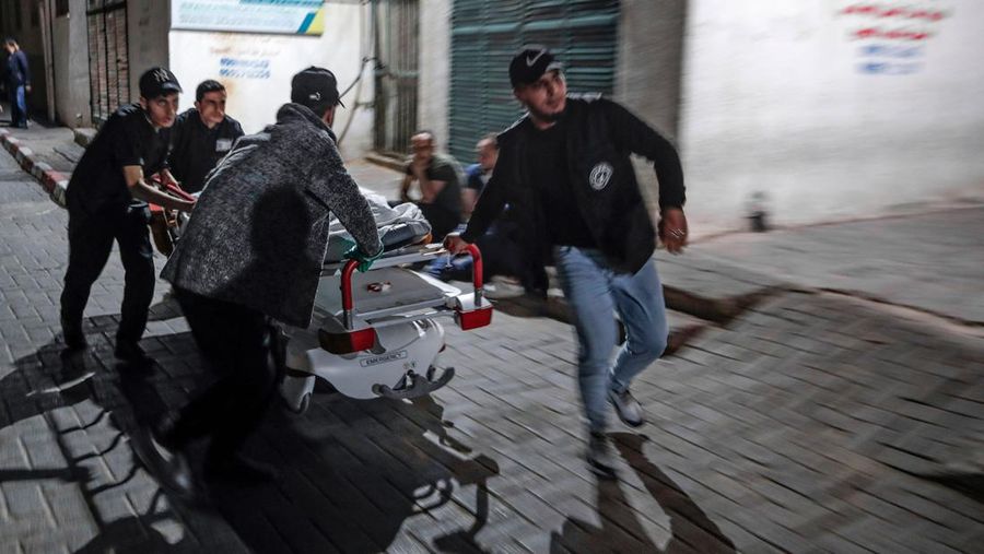 Orang-orang membawa jenazah anggota Jihad Islam ke kamar mayat rumah sakit Al Shifa, setelah dia terbunuh oleh serangan udara Israel, di Kota Gaza, Wilayah Palestina pada 9 Mei 2023. - Serangan udara Israel menewaskan sembilan orang sebelum fajar 9 Mei 2023 di Jalur Gaza, menurut kementerian kesehatan wilayah yang dikuasai Hamas. Militer Israel mengumumkan telah melakukan serangan terhadap 