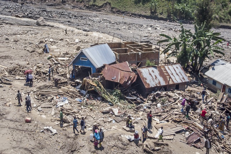Pemandangan kerusakan setelah banjir dan tanah longsor di Republik Demokratik Kongo timur pada 08 Mei 2023. Pemandangan kerusakan setelah banjir dan tanah longsor di Republik Demokratik Kongo timur pada 08 Mei 2023. Korban tewas akibat banjir dan tanah longsor di Republik Demokratik Kongo timur telah meningkat menjadi 300 orang, kata seorang pejabat, Minggu. “Kematian akibat banjir dan tanah longsor terus meningkat dan 300 jenazah kini telah ditemukan,” kata Thomas Bakenga, administrator wilayah Kalehe di provinsi Kivu Selatan, tempat wilayah yang terkena dampak berada. (Augustin Wamenya/Anadolu Agency via Getty Images)