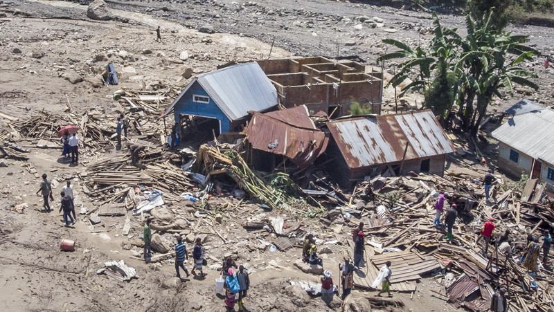Pemandangan kerusakan setelah banjir dan tanah longsor di Republik Demokratik Kongo timur pada 08 Mei 2023. Korban tewas akibat banjir dan tanah longsor di Republik Demokratik Kongo timur telah meningkat menjadi 300 orang, kata seorang pejabat, Minggu. “Kematian akibat banjir dan tanah longsor terus meningkat dan 300 jenazah kini telah ditemukan,” kata Thomas Bakenga, administrator wilayah Kalehe di provinsi Kivu Selatan, tempat wilayah yang terkena dampak berada. (Augustin Wamenya/Anadolu Agency via Getty Images)