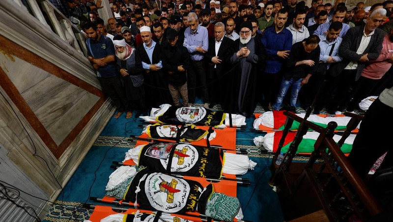 Pelayatb mensalatkan jenazah senior Jihad Islam Palestina Tareq Izzeldeen dan Khalil Al-Bahtini, dan warga Palestina lainnya yang tewas dalam serangan Israe di Kota Gaza, Palestina, Selasa (9/5/2023). (REUTERS/MOHAMMED SALEM)