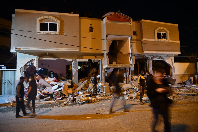Asap dan api mengepul setelah pesawat tempur Israel melancarkan serangan udara di Khan Yunis, Gaza pada 09 Mei 2023. (Ashraf Amra/Anadolu Agency via Getty Images)