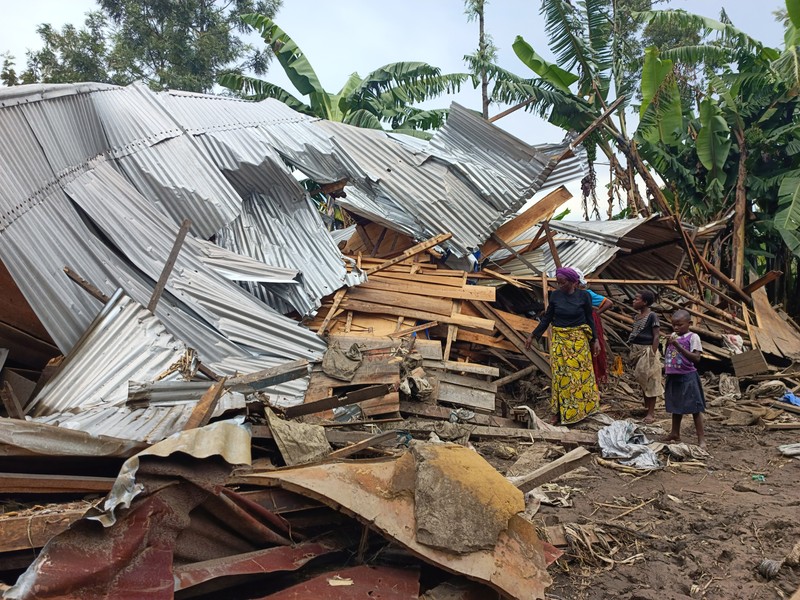 Pemandangan kerusakan setelah banjir dan tanah longsor di Republik Demokratik Kongo timur pada 08 Mei 2023. Korban tewas akibat banjir dan tanah longsor di Republik Demokratik Kongo timur telah meningkat menjadi 300 orang, kata seorang pejabat, Minggu. “Kematian akibat banjir dan tanah longsor terus meningkat dan 300 jenazah kini telah ditemukan,” kata Thomas Bakenga, administrator wilayah Kalehe di provinsi Kivu Selatan, tempat wilayah yang terkena dampak berada. (Augustin Wamenya/Anadolu Agency via Getty Images)