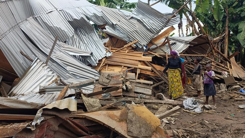 Pemandangan kerusakan setelah banjir dan tanah longsor di Republik Demokratik Kongo timur pada 08 Mei 2023. Korban tewas akibat banjir dan tanah longsor di Republik Demokratik Kongo timur telah meningkat menjadi 300 orang, kata seorang pejabat, Minggu. “Kematian akibat banjir dan tanah longsor terus meningkat dan 300 jenazah kini telah ditemukan,” kata Thomas Bakenga, administrator wilayah Kalehe di provinsi Kivu Selatan, tempat wilayah yang terkena dampak berada. (Augustin Wamenya/Anadolu Agency via Getty Images)