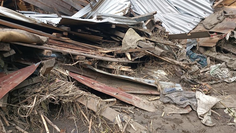 Pemandangan kerusakan setelah banjir dan tanah longsor di Republik Demokratik Kongo timur pada 08 Mei 2023. Korban tewas akibat banjir dan tanah longsor di Republik Demokratik Kongo timur telah meningkat menjadi 300 orang, kata seorang pejabat, Minggu. “Kematian akibat banjir dan tanah longsor terus meningkat dan 300 jenazah kini telah ditemukan,” kata Thomas Bakenga, administrator wilayah Kalehe di provinsi Kivu Selatan, tempat wilayah yang terkena dampak berada. (Augustin Wamenya/Anadolu Agency via Getty Images)