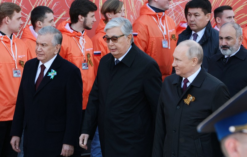 Presiden Rusia Vladimir Putin melambaikan tangan sambil tersenyum saat menghadiri Hari Kemenangan Rusia di Moskow, Rusia, Selasa (9/5/2023). (Getty Images)