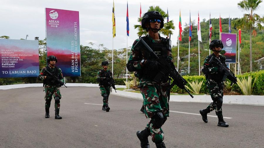 Personel TNI AU berpatroli di Bandara Internasional Komodo jelang KTT Perhimpunan Bangsa Bangsa Asia Tenggara (ASEAN) di Labuan Bajo pada 9 Mei 2023. (WILLY KURNIAWAN/POOL/AFP via Getty Images)